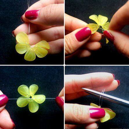 Dùng dây cước xỏ qua các lỗ nhỏ trên cánh hoa để làm bông hoa (Nguồn: Internet)