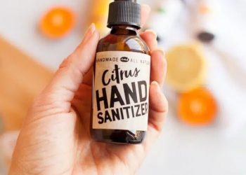 Cách làm nước rửa tay khô diệt khuẩn siêu tiện lợi 11 Trang trí thêm cho bình xịt để chúng không còn quá đơn điệu (Nguồn: Internet)