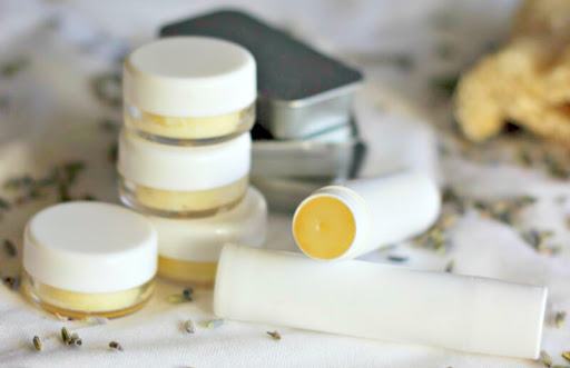 Những thỏi son dưỡng handmade thơm mùi mật ong (Nguồn: Internet)