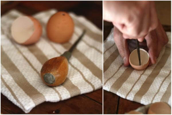 Dùng tua vít tạo lỗ thoát nước cho vỏ trứng (Nguồn: Internet)