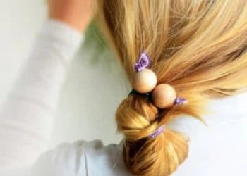 Dây buộc tóc handmade với hạt gỗ cũng là một món quà tặng cực kỳ ý nghĩa (Nguồn: Internet)