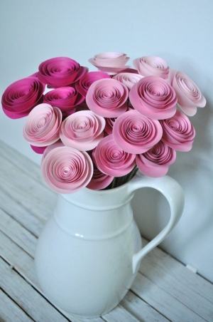 Có thể nhóm hoa hồng giấy thành một lọ hoa (Nguồn: Internet)