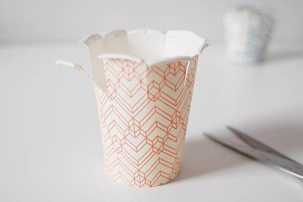 Cắt miệng cốc giấy thành những đường rãnh có kích thước giống nhau để làm miệng hộp đựng quà (Nguồn: Internet)