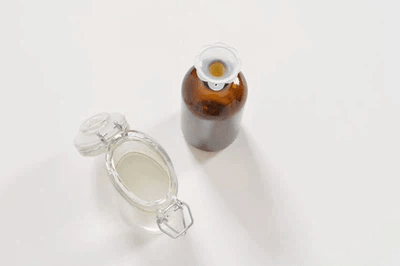 Đổ nước cất vào hỗn hợp rượu Vodka và tinh dầu để hoàn thành bình xịt thơm phòng (Nguồn: Internet)