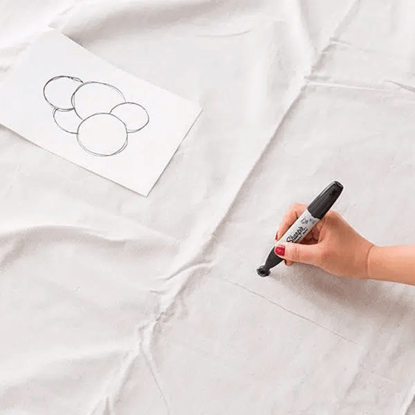 Vẽ phác thảo trước hình thảm trải sàn cần làm rồi dùng bút đánh dấu lên vải vị trí bắt đầu (Nguồn: Internet)