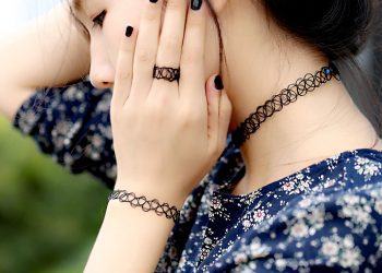 Thao tác tương tự để sở hữu một bộ phụ kiện bao gồm nhẫn, vòng tay và vòng cổ tatoo choker độc đáo (Nguồn: Internet)