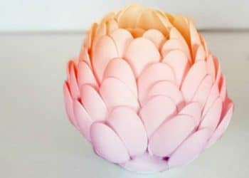 Tái chế thìa nhựa thành bình cắm hoa đặc sắc 10 Bình cắm hoa được sơn màu theo phong cách ombre (Nguồn: Internet)