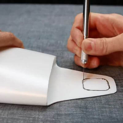 Đo kích thước của cục sạc và đánh dấu lại hình dáng, sau đó tiếp tục sử dụng dao rọc giấy cắt theo hình dáng đã vẽ (Nguồn: Internet)