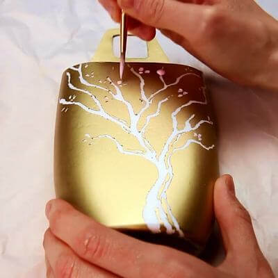 Tạo hình một cành cây đang nở hoa lên bề mặt của giỏ đựng điện thoại để tăng thêm tính nghệ thuật (Nguồn: Internet)