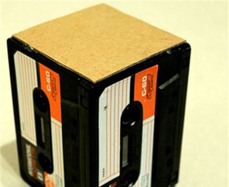 Cắt bìa carton làm phần đáy của ống bút cassette (Nguồn: Internet)
