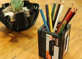 Biến tấu băng cassette thành ống đựng bút phong cách retro