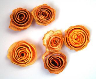 Sấy khô những bông hoa hồng làm từ vỏ cam trong lò nướng trong khoảng vài giờ đồng hồ (Nguồn: Internet)