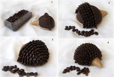 Quá trình đính các hạt cà phê sấy khô lên thân chú nhím (Nguồn: Internet)