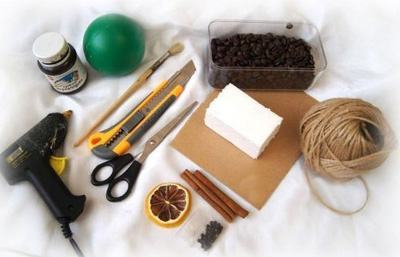Những nguyên liệu, dụng cụ cần chuẩn bị trước khi tiến hành làm khử mùi handmade (Nguồn: Internet)