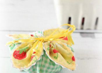 Túi đựng quà handmade bằng vải được làm từ những nguyên liệu vô cùng "hạt dẻ" và thân thiện với môi trường (Nguồn: Internet)