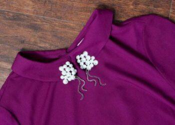 Cổ áo đính hạt điệu đà giúp nàng toả sáng