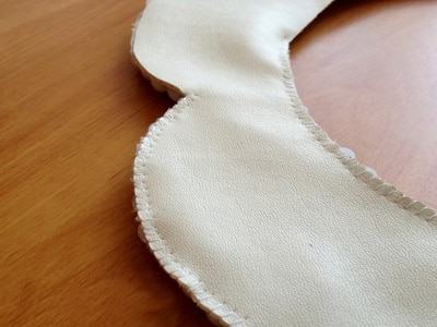 Dùng kim chỉ khâu cố định hai miếng vải hình cổ lá sen (Nguồn: Internet)