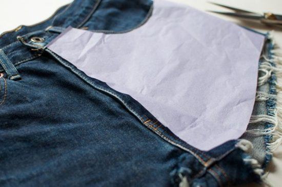 Cắt giấy can theo hình dáng của quần short (Nguồn: Internet)