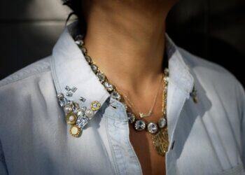 Biến tấu sơ mi denim cùng cúc áo và đá ủi lạ mắt