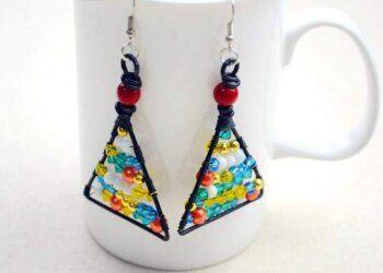 Khuyên tai với dây kẽm và hạt cườm là một món phụ kiện độc đáo (Nguồn: Internet)