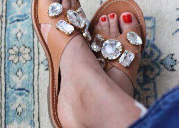 Đôi sandals đính đá gương handmade độc đáo cộp mác thương hiệu của chính chủ nhân sở hữu nó (Nguồn: Internet)