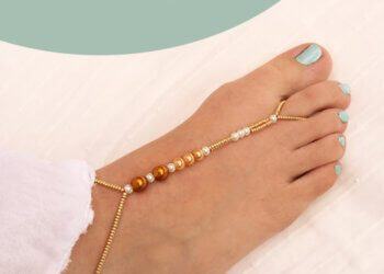 Dép đi biển barefoot xinh xắn rất thích hợp sử dụng khi đi biển, giúp khoe trọn vẻ đẹp đôi chân trần của bạn (Nguồn: Internet)