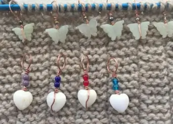 Cách làm khoen đánh dấu móc đan len xinh xắn bằng hạt cườm