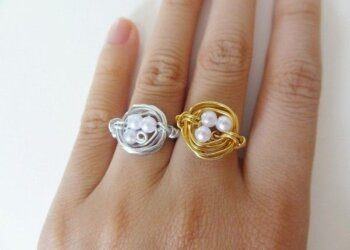 Cùng sự quay trở lại đầy sôi động của xu hướng thời trang với cườm, nhẫn hạt bẹt cũng đã nhanh chóng tự giành lấy vị thế vững chắc (Nguồn: Internet)